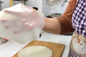 天天奶奶做凉皮，光滑劲道，柔软透亮还美味，在家也能做大厨