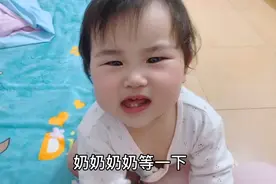 才一岁的宝宝，饿了就大喊大叫说要喝奶～200毫升两分钟喝完？视频封面