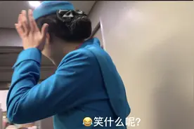 捂脸笑的女列车员，列车到站了，她匆忙冲过来却发现位置被抢了视频封面