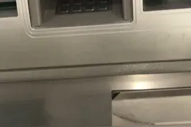 将这些零散的硬币拿到银行，银行工作人员介绍有种硬币可以换纸币