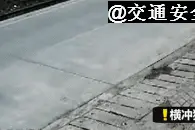 家长们教好小朋友过门一定要看车不要横冲直撞。图片