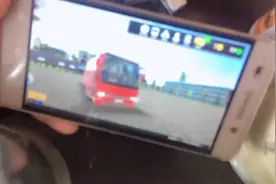 超级大巴车，这个游戏最后呢，这个掉入了一个白色的东西。