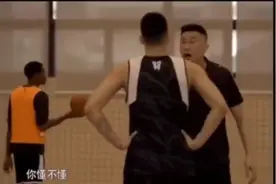 杜锋接任男篮主教练，希望铁血的执教风格，能骂醒我们的球员视频封面