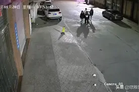 我家门口的雪糕筒是灌了水泥的，小伙子踢这一下可能够呛，哈哈视频封面