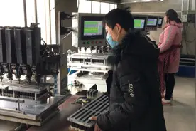 中国打火机基地，河南商丘市夏邑县，机器设备不停车间工作忙碌视频封面