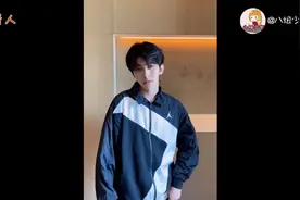 #听一遍就入坑的上头神曲# 总有一些歌曲让你听一遍就会上头，让你忍不住跟着哼起来，如李宇春《无价之姐》，乃万的《melody》视频封面