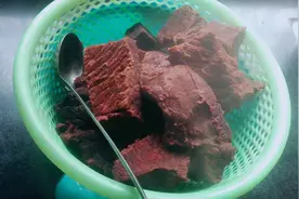五香卤牛肉正宗做法，只需多加一包卤料，放一年也不会坏视频封面