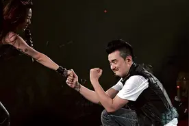 林忆莲和男友恭硕良亲密同台演绎《下雨天》视频封面