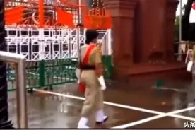 印度女兵搞笑的换岗仪式，脚都抬到天上去了视频封面