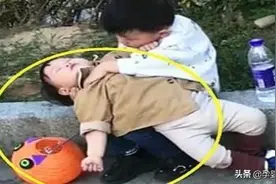 3岁哥哥就算腿酸了，也坚持照顾2岁妹妹，妈妈看到后感动不已图片