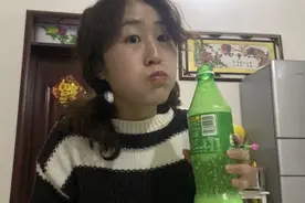 雪碧加牛奶会变成鲜牛奶？小草立马去试了试，结果没打脸视频封面