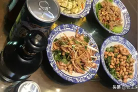 苏堤路上徐州菜，拌猪耳去骨鸭爪，大盘鸡烧杂鱼炒筋头，味道一流图片