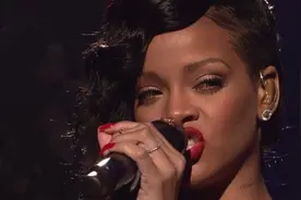 蕾哈娜Rihanna经典歌曲Stay现场！女神让人着迷！不要错过快来！视频封面