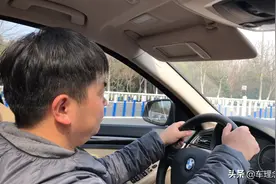 8年前不带涡轮的2.5自吸宝马5系开起来是什么感觉？能和2.0T比吗视频封面