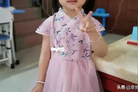 爱臭美的小姑娘，越来越懂事了图片