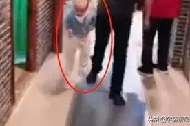 宝宝调皮总往外蹿，舅舅气地提溜着往回走，只是宝宝的反应好逗啊图片
