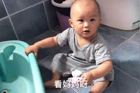 一岁宝宝大中午不睡觉一个人蹲厕所都可以玩很久，厕所这么好玩？