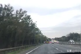 英国时间早上8点，疫情虽然严重，老百姓一样为生活奔波在路上。