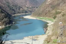 九十余里黄金峡，二十四处白雪滩。图片
