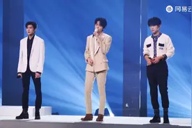 #TFBOYS演唱会# 
王俊凯王源易烊千玺《样（Young）》视频封面