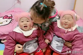 一岁双胞胎宝宝，搞怪卖萌太可爱了，还帮爸爸扫地真懂事视频封面