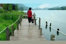 风雨兼程六十载，回头看看走过的路，一地鸡毛，这就是生活。图片