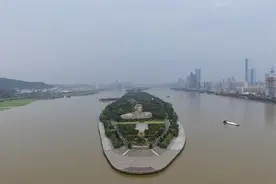 高空俯瞰长沙橘子洲，酷似一艘“航空母舰”，巨大雕塑引人瞩目。视频封面