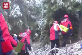 【穿草鞋、啃冻萝卜！#在贵州山路上徒步的除冰人#视频封面