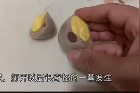 今天早上吃水煮鸡蛋，剥开以后里面出现了一个硬物，这会是什么呢视频封面