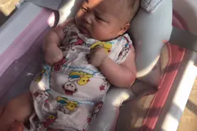 两个月大的宝宝，肚子鼓起很高有点吓人，这是怎么了？