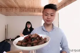 阿张一边烧菜，一边流口水，这样烧出来的茄子，实在太美味了。