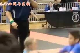 小伙输了比赛却赢了人生！

#搞笑视频##一句冷幽默#