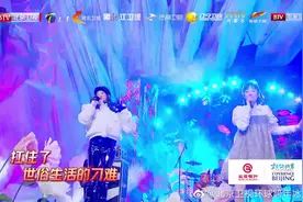 【#北京卫视跨年#微直播】@关晓彤 身穿一条黑色皮裤亮相视频封面