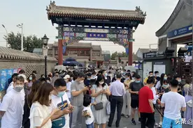 北京降级啦，去南锣鼓巷转转，记忆里的南锣变化真大视频封面