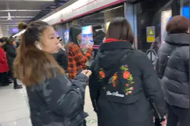 北京地铁晚上十点多了还人山人海呢？？我以为这是早高峰呢！！