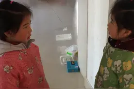 两个女儿严格执行可以吵架但不许动手的家规视频封面