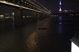 武汉长江大桥武昌桥头，最近的地铁4号线复兴路站