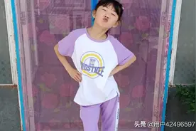 这是我可爱的妹妹和我，和我漂亮的妈妈。图片