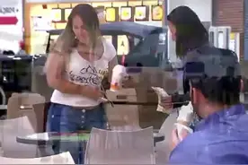 国外小哥路边一直盯着美女看视频封面