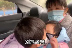 小语送孩子回老家 儿子提出要带手机妈妈不同意儿子 不同意也得给