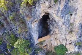 航拍广西发现一个土匪臧身的山洞，据说当年剿匪牺牲了很多战士！视频封面