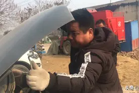 农村小伙货车打不着火，自己检查故障，打开一看电瓶没电了咋弄？视频封面