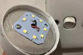 哥们家LED灯关了开关还一闪一闪，老电工五分钟解决，厉害视频封面