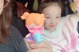 刚买的盲盒娃娃，宝贝在车上就要迫不及待的拆开视频封面