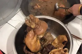 腊月二十六，猪肉猪爪一起烀了一锅，蘸蒜酱真是吃不够视频封面