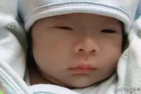早产宝宝脸发青嗜睡严重吐奶爱放屁拉屎臭肚子胀气还长出了热痱子