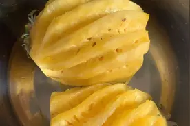 菠萝这样弄，不沙嘴，口感更好，不要再用冷盐水直接浸泡了视频封面