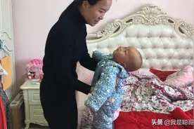 农村媳妇儿给宝宝穿棉衣解锁神技能，不用掏袖子，真方便