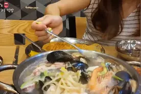 小姐姐今天下馆子吃海鲜面，一个人吃这么多，看得人流口水