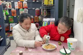 小娜子和闺蜜试吃雪碧拌面，感叹太美味了，妈妈尝了口：黑暗料理